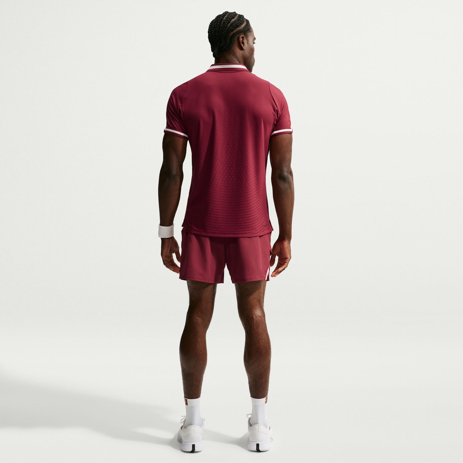 NIKECOURT SLAM RED MEN'S AERO-FIT TENNIS POLO חולצת טניס פולו גברים של יאנק סינר נייקי — לבוש מאחור