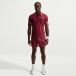NIKECOURT SLAM RED MEN'S AERO-FIT TENNIS POLO חולצת טניס פולו גברים של יאנק סינר נייקי — לבוש מלפנים