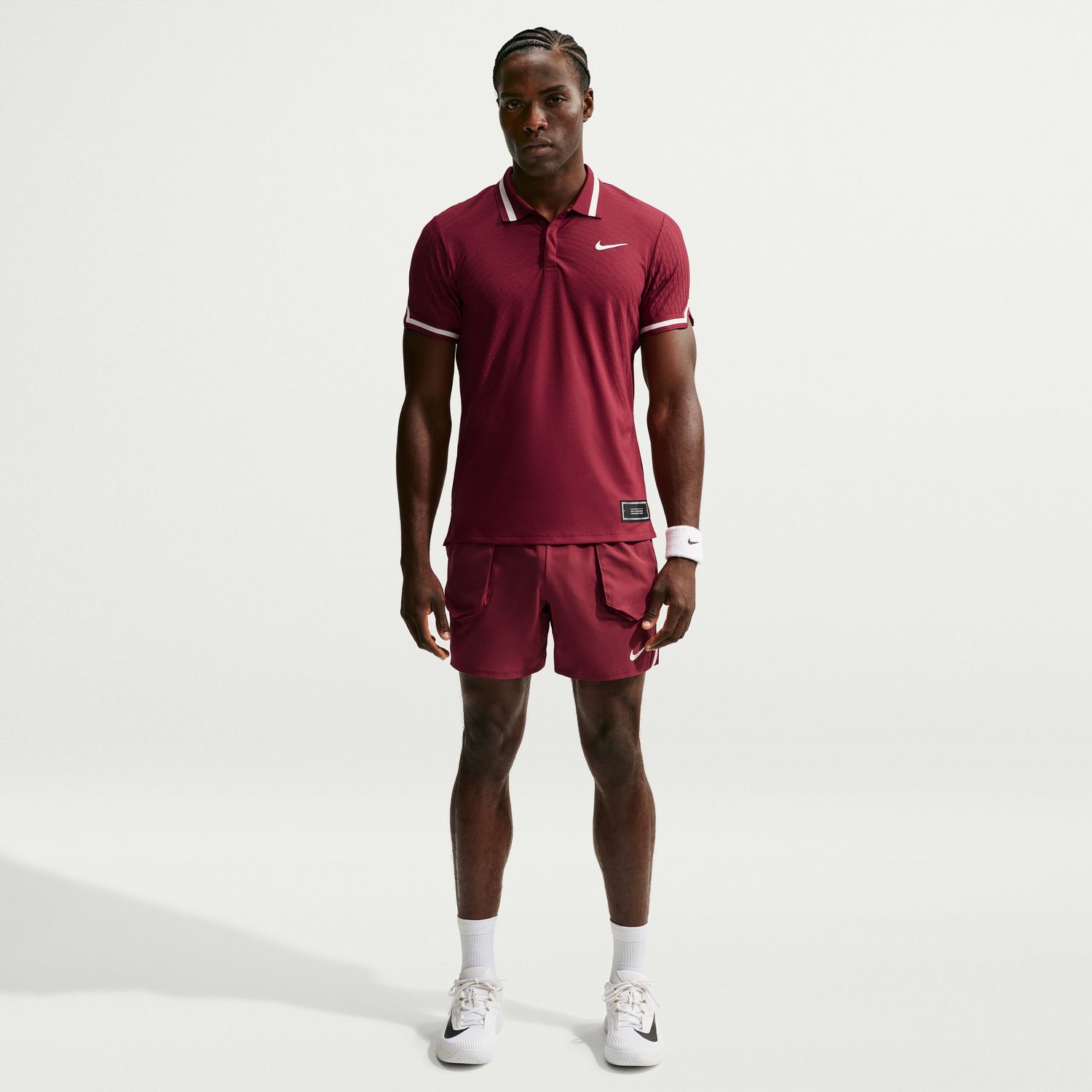 NIKECOURT SLAM RED MEN'S AERO-FIT TENNIS POLO חולצת טניס פולו גברים של יאנק סינר נייקי — לבוש מלפנים