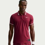 NIKECOURT SLAM RED MEN'S AERO-FIT TENNIS POLO חולצת טניס פולו גברים של יאנק סינר נייקי — תקריב הפריט