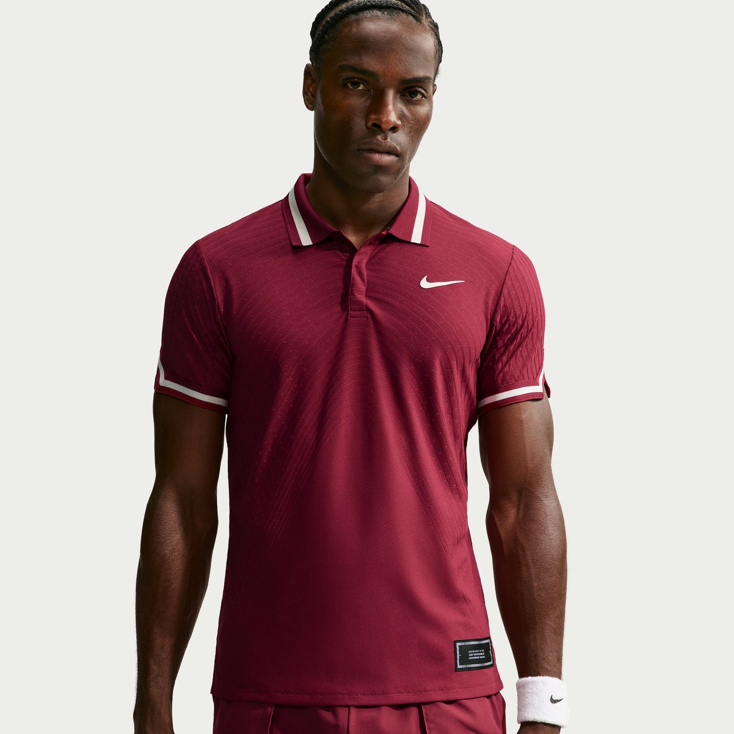 NIKECOURT SLAM RED MEN'S AERO-FIT TENNIS POLO חולצת טניס פולו גברים של יאנק סינר נייקי — תקריב הפריט