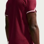 NIKECOURT SLAM RED MEN'S AERO-FIT TENNIS POLO חולצת טניס פולו גברים של יאנק סינר נייקי — פרט