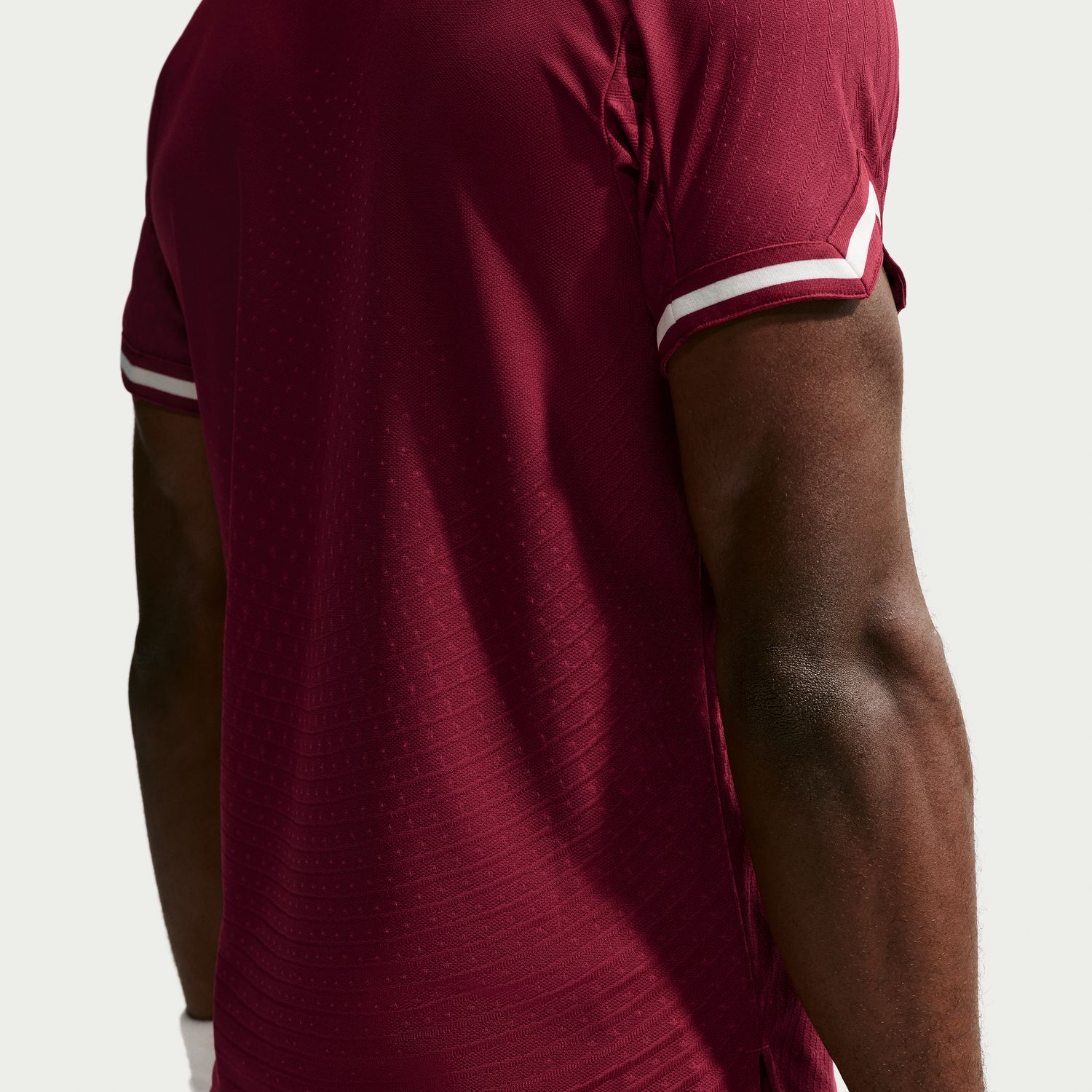 NIKECOURT SLAM RED MEN'S AERO-FIT TENNIS POLO חולצת טניס פולו גברים של יאנק סינר נייקי — פרט