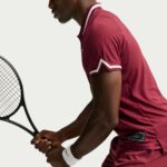 NIKECOURT SLAM RED MEN'S AERO-FIT TENNIS POLO חולצת טניס פולו גברים של יאנק סינר נייקי — פרט