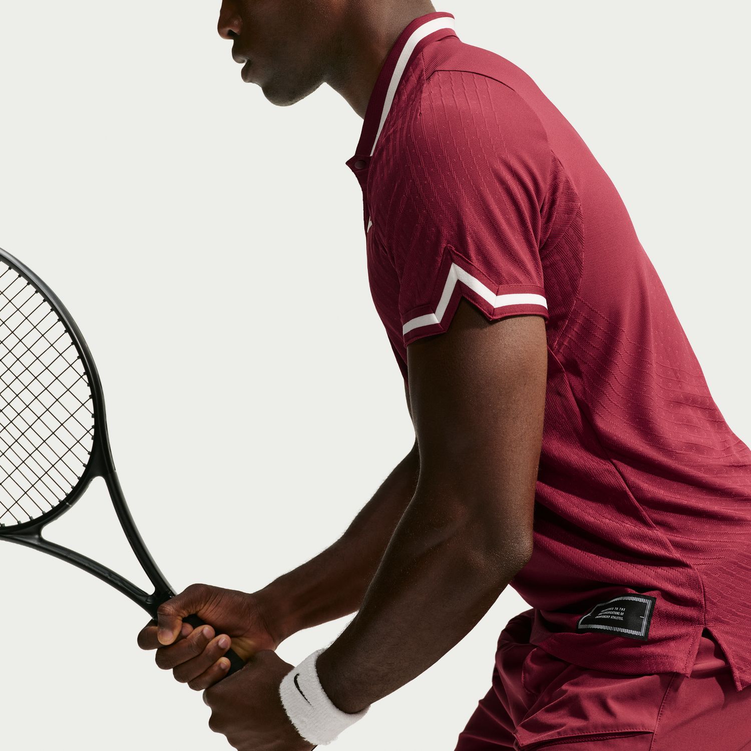 NIKECOURT SLAM RED MEN'S AERO-FIT TENNIS POLO חולצת טניס פולו גברים של יאנק סינר נייקי — פרט