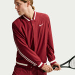 NIKECOURT SLAM RED MEN'S DRI-FIT TENNIS JACKET ג'קט טניס גברים נייקי — פרט — פס השרוול והסיומת