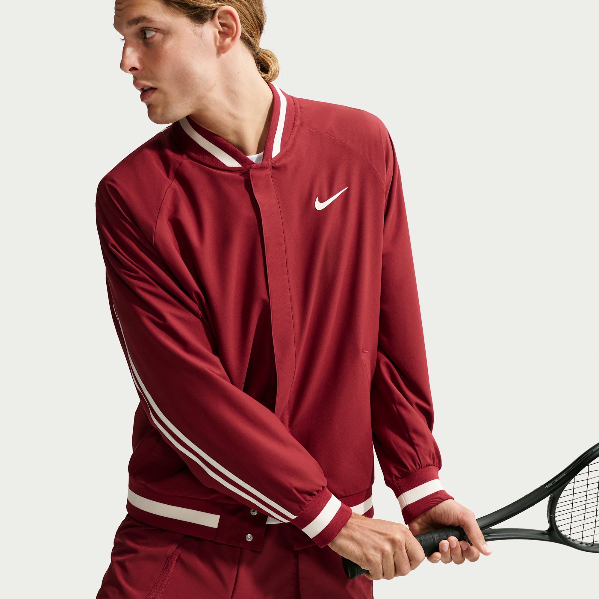NIKECOURT SLAM RED MEN'S DRI-FIT TENNIS JACKET ג'קט טניס גברים נייקי — פרט — פס השרוול והסיומת