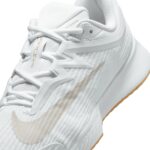 נעלי טניס נשים נייקי NIKECOURT VAPOR PRO 3 לבן — תקריב פרטים