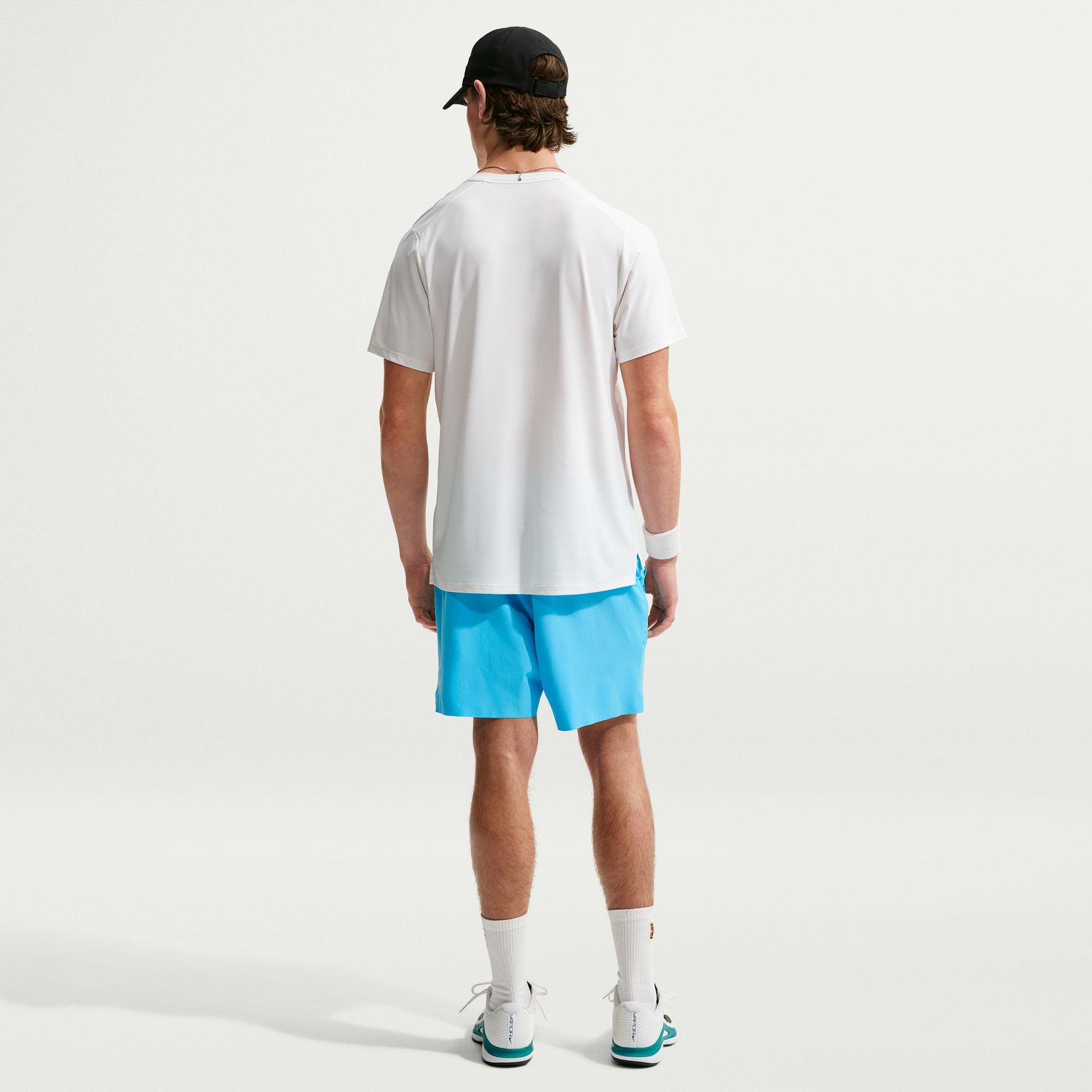 מכנסי טניס גברים נייקי NIKECOURT ADVANTAGE 6 אינץ׳ כחול — לבוש מאחור