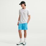 מכנסי טניס גברים נייקי NIKECOURT ADVANTAGE 6 אינץ׳ כחול — לבוש מלפנים