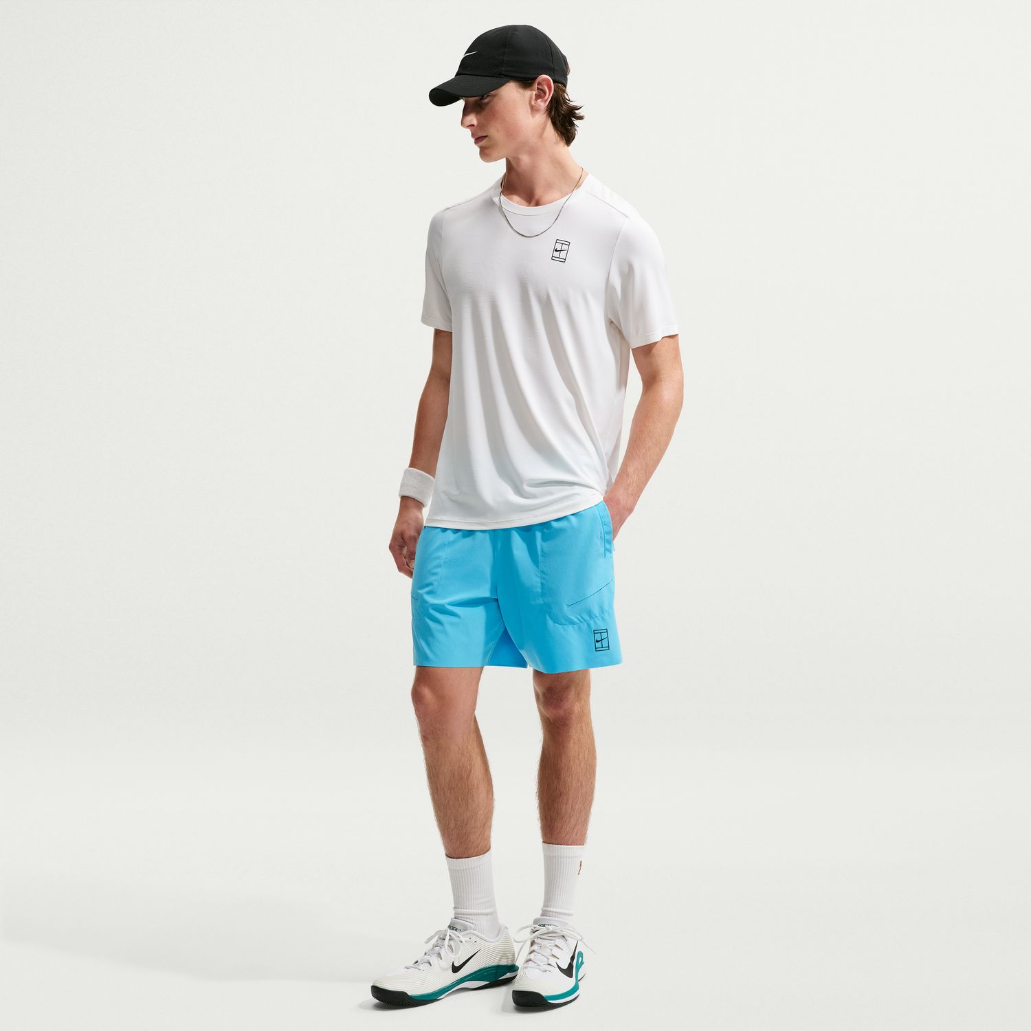 מכנסי טניס גברים נייקי NIKECOURT ADVANTAGE 6 אינץ׳ כחול — לבוש מלפנים