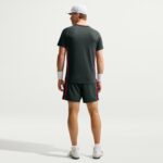 NIKECOURT SLAM GREEN MEN'S AERO-FIT SHORT-SLEEVE TENNIS TOP חולצת טניס גברים נייקי — לבוש מאחור