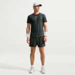 NIKECOURT SLAM GREEN MEN'S AERO-FIT SHORT-SLEEVE TENNIS TOP חולצת טניס גברים נייקי — לבוש מלפנים