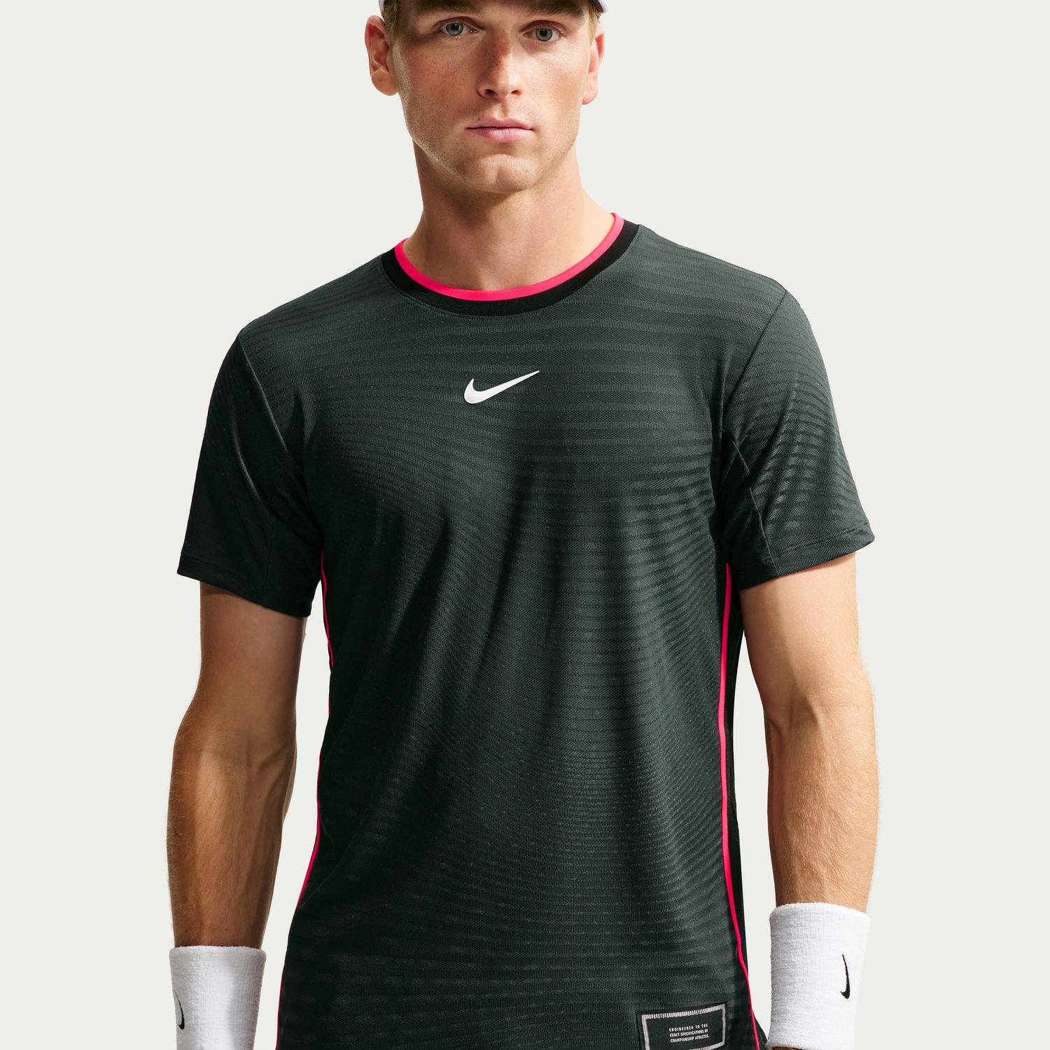 NIKECOURT SLAM GREEN MEN'S AERO-FIT SHORT-SLEEVE TENNIS TOP חולצת טניס גברים נייקי — תקריב הפריט