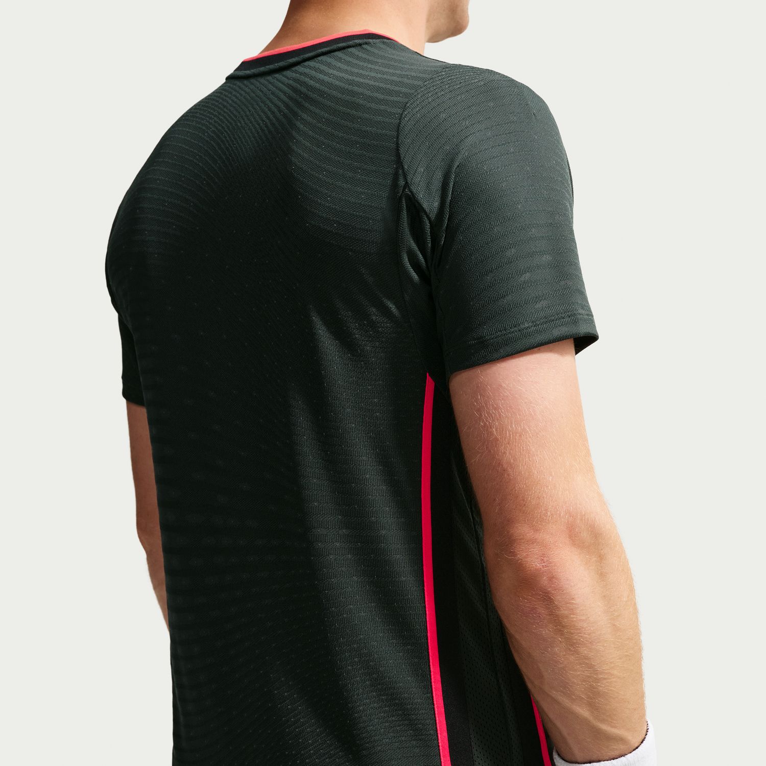 NIKECOURT SLAM GREEN MEN'S AERO-FIT SHORT-SLEEVE TENNIS TOP חולצת טניס גברים נייקי — תקריב הפריט