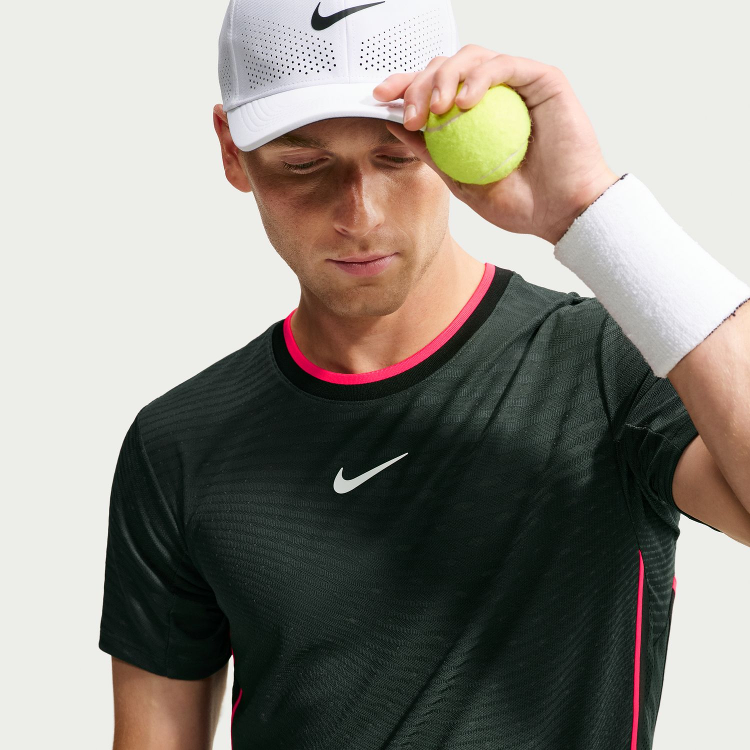NIKECOURT SLAM GREEN MEN'S AERO-FIT SHORT-SLEEVE TENNIS TOP חולצת טניס גברים נייקי — תקריב הפריט