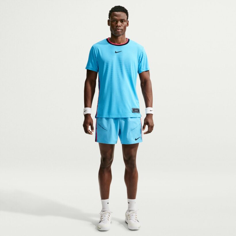 NIKECOURT SLAM BLUE MEN'S AERO-FIT SHORT-SLEEVE TENNIS TOP חולצת טניס גברים נייקי — לבוש מלפנים