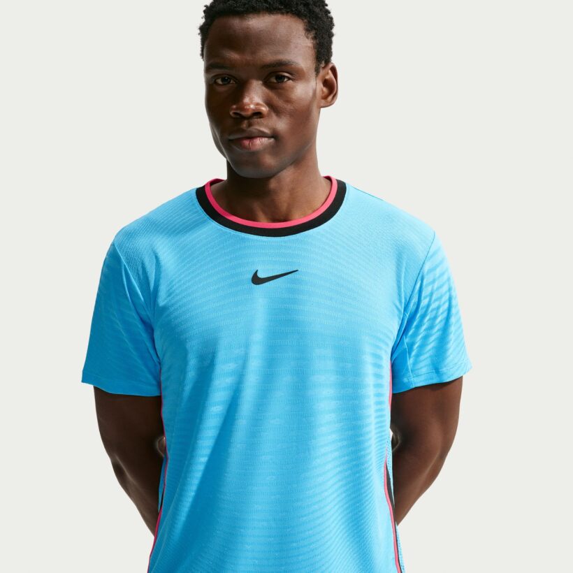 NIKECOURT SLAM BLUE MEN'S AERO-FIT SHORT-SLEEVE TENNIS TOP חולצת טניס גברים נייקי — תקריב הפריט