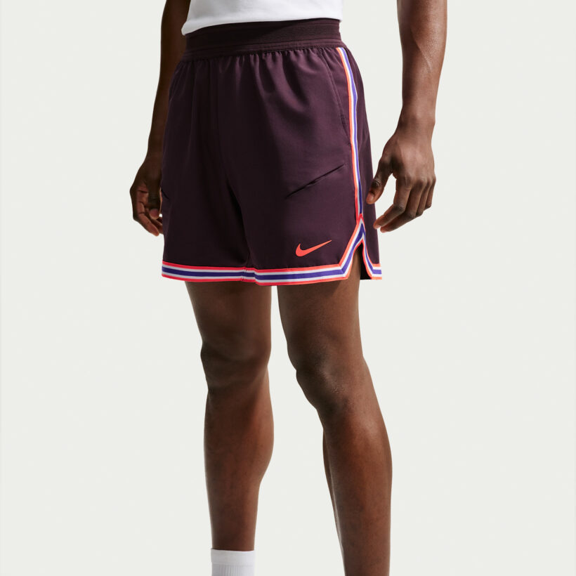 NIKECOURT SLAM RED MEN'S DRI-FIT TENNIS SHORTS מכנסיים קצרים טניס גברים נייקי — תקריב הפריט