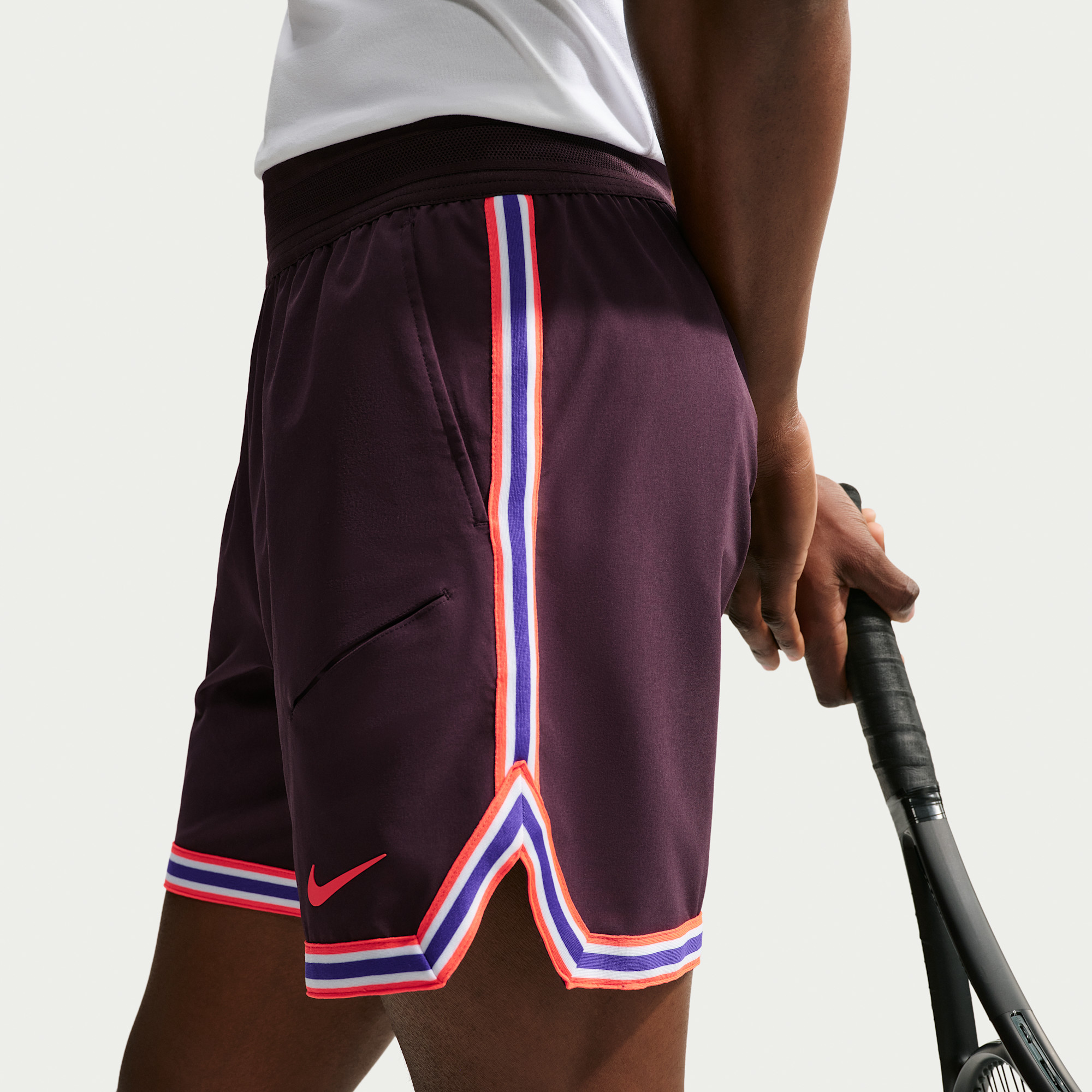 NIKECOURT SLAM RED MEN'S DRI-FIT TENNIS SHORTS מכנסיים קצרים טניס גברים נייקי — פרט — סרט הצד והסיומת