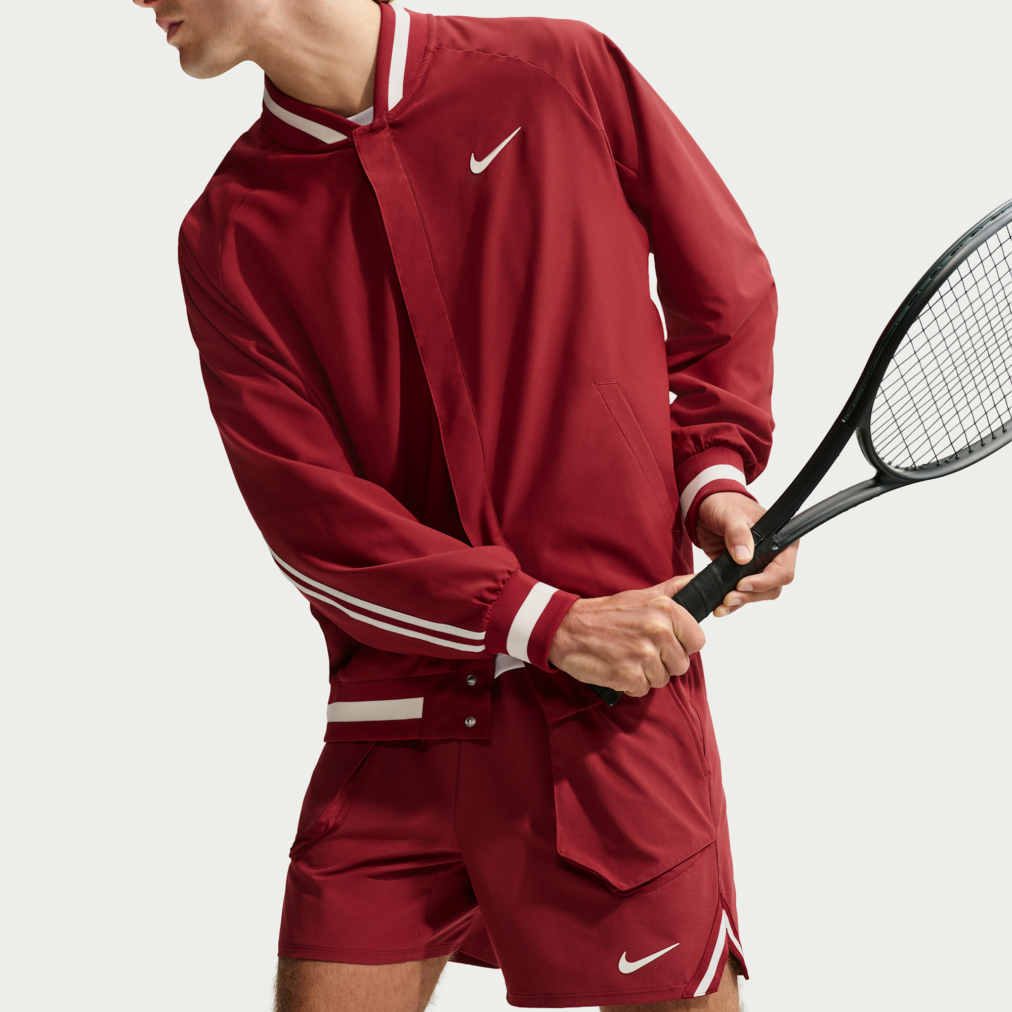 NIKECOURT SLAM RED MEN'S DRI-FIT TENNIS SHORTS מכנסיים קצרים טניס גברים נייקי — פרט — הכיס והסיומת