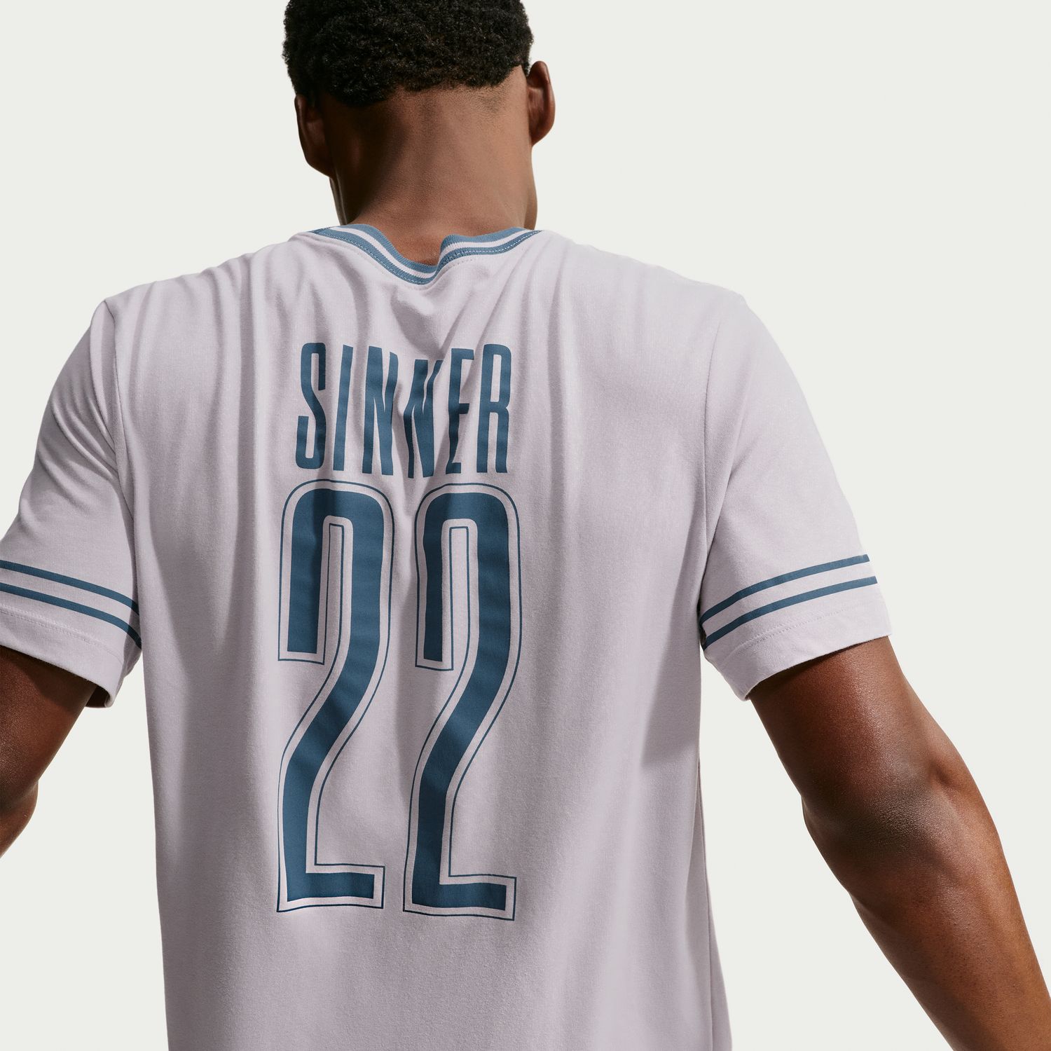 JANNIK SINNER MEN'S DRI-FIT TENNIS T-SHIRT חולצת טניס גברים נייקי — פרט